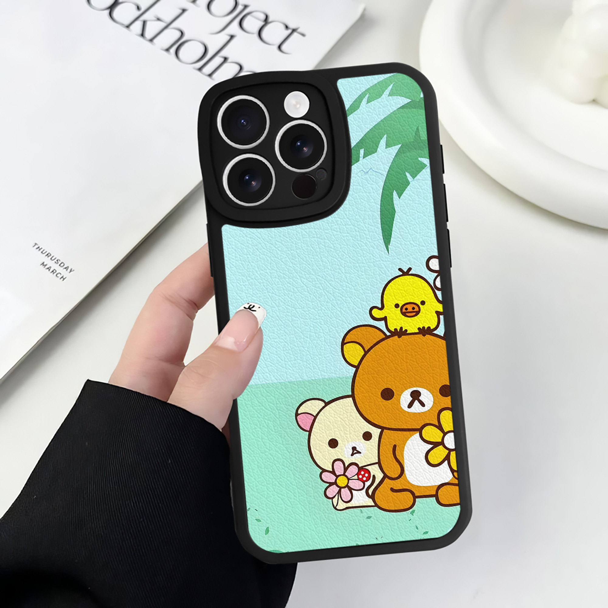 （画像用） リラックマ リラックマ キイロイトリ Rilakkuma Korilakkuma Kiiroitori 【iPhone 16シリーズ対応】シリコンスマホケース（レザー調） 材質：シリコン